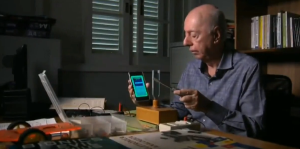 Image of Fantástico (Globo - 10/02/2017) with the participation of Newton C. Braga - In the image the author uses a tuning fork to show the sound emission captured by an application on his cell phone which measures the frequency.
