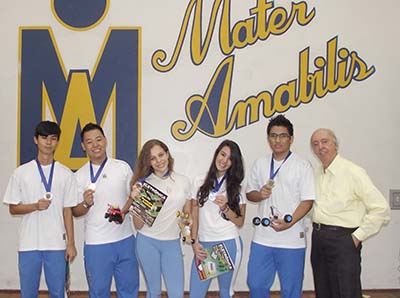 Figure 1 – Students in Colegio Mater Amabilis receiving their prizes (2012)
